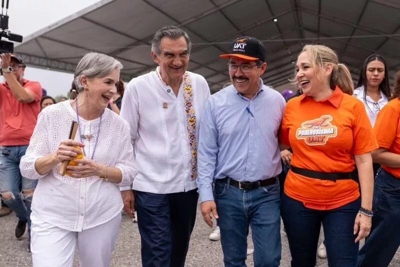 Rodeado de niños alegres, el gobernador Américo y el rector Dámaso Anaya disfrutaron de las amenidades de la UAT en el DIFzania 2026