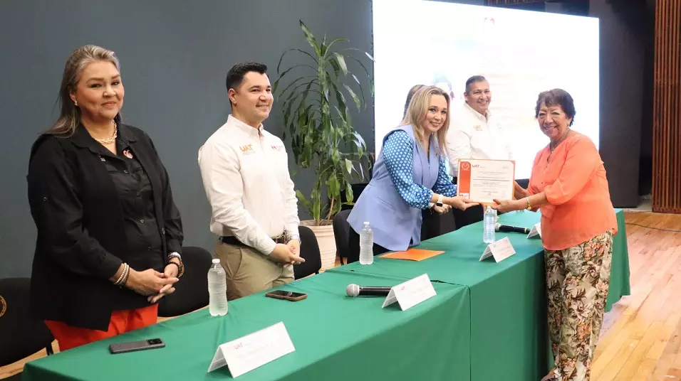 Capacita la UAT a personas mayores en el uso de herramientas digitales